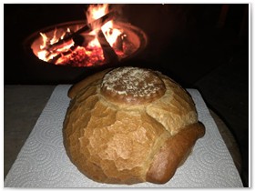 und wird in auszuhöhlenden Brottöpfen - natürlich aus dem Hause Schabel - verspeist.